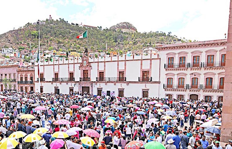 Más de 5 mil profesores universitarios y de educación media superior, estudiantes de varias instituciones, padres de familia, campesinos, personal del Sector Salud e integrantes de colectivos y organizaciones sociales, participaron este jueves en una marcha para solidarizarse con la disidencia magisterial, exigir la abrogación de la Reforma Educativa, y la renuncia de Aurelio Nuño, titular de la SEP ■ FOTO: ANDRÉS SÁNCHEZ