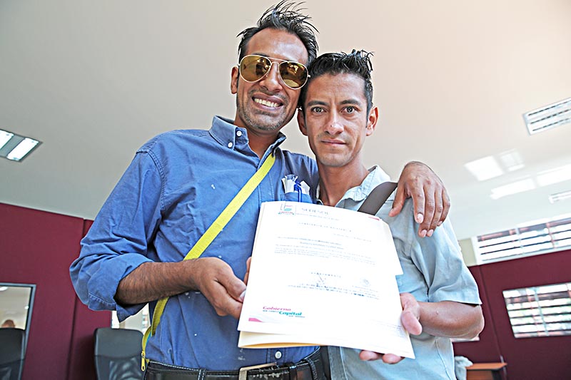 Rodolfo Eduardo Flores Nava y Francisco Domínguez Galindo durante la entrega de la constancia ■ foto: MIGUEL áNGEL NúÑEZ