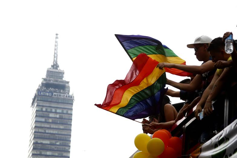 Cientos de personas participaron hoy en la marcha del orgullo gay, en la Ciudad de México. Foto Jair Cabrera