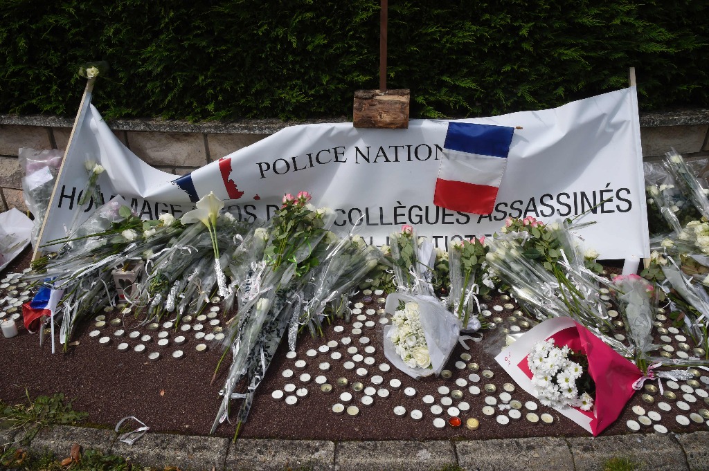 Altar en honor al policía asesinado por un extremista del EI, en Magnanville, Francia. Foto Afp