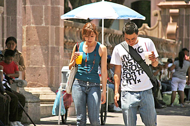 La población debe mantenerse bien hidratada para evitar golpes de calor en esta temporada, exponen autoridades ■ FOTO: LA JORNADA ZACATECAS