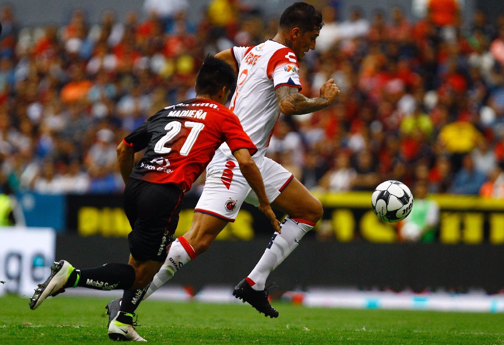 José Maduena (izquierda) de Atlas lucha por el balón con Lucas Rodríguez (derecha) de Veracruz, este sábado. Foto Afp