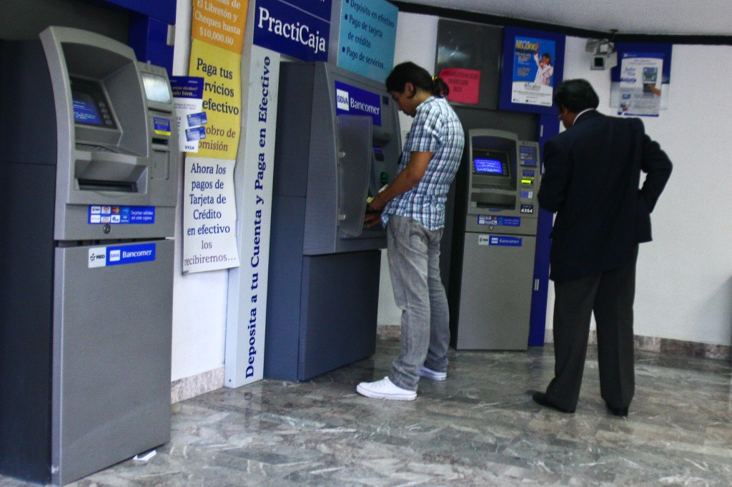 En imagen de archivo, usuarios realizan retiros y depósitos en una sucursal bancaria. Foto Cuartoscuro