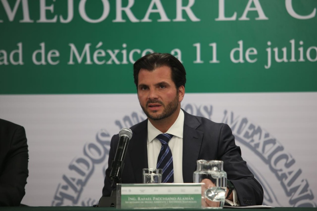 El titular de la Secretaría de Medio Ambiente y Recursos Naturales, Rafael Pacchiano, al anunciar este lunes las medidas complementarias para mejorar la calidad del aire. Foto Alfredo Domínguez