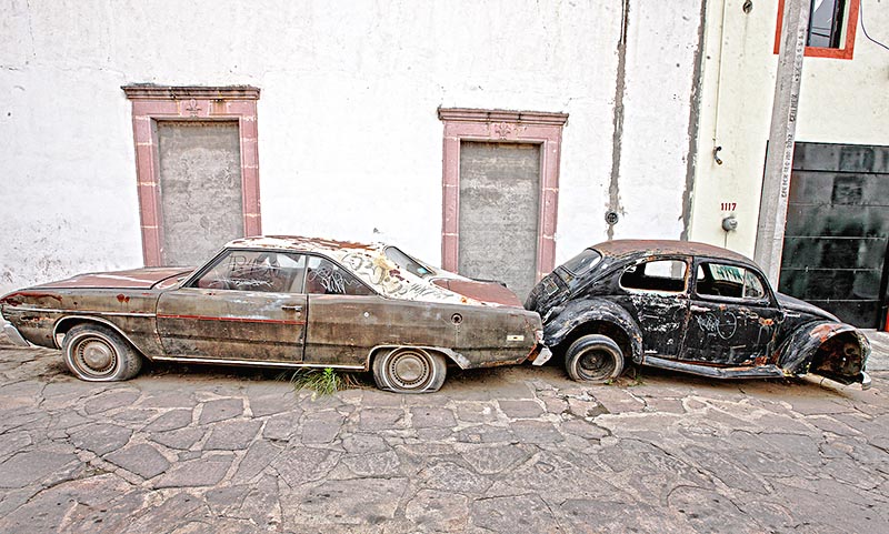 Algunos carros llegan a ocupar un mismo espacio durante varios años y se pueden convertir en focos de infección ■ foto: ernesto moreno