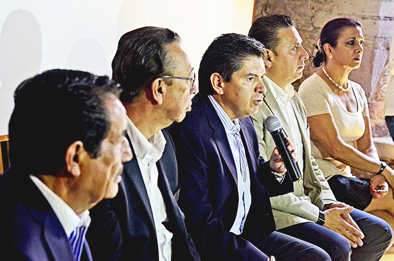 Ofrecieron una conferencia de prensa Salvador García (director de la agrupación), Gustavo Salinas (titular del IZC), Fernando Soto (en uso de la voz), Pedro Inguanzo (Secturz) y Teresa Velázquez (Sizart) ■ foto: ernesto moreno