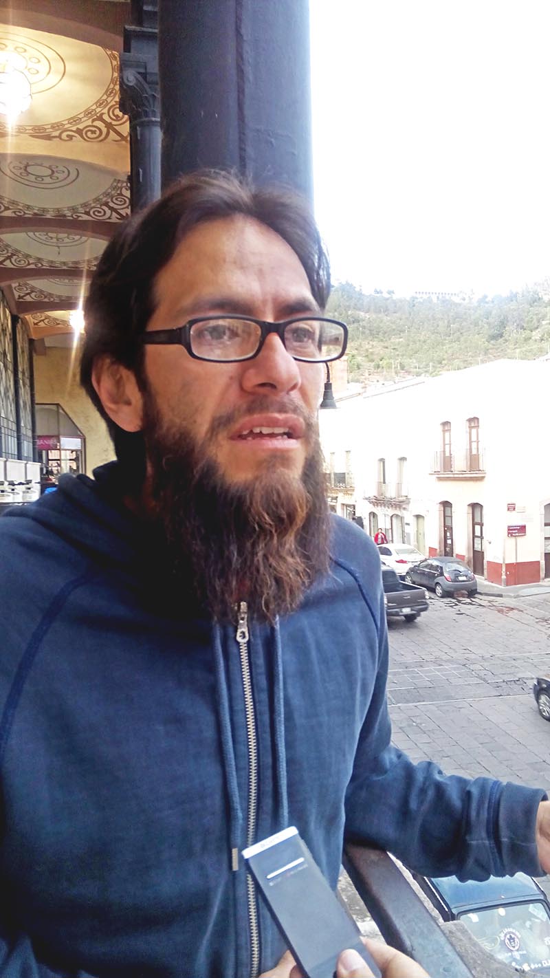 Emiliano Garibaldi Toledo, integrante de la brigada Menos Paz y Más Revueltas ■ foto: alma ríos