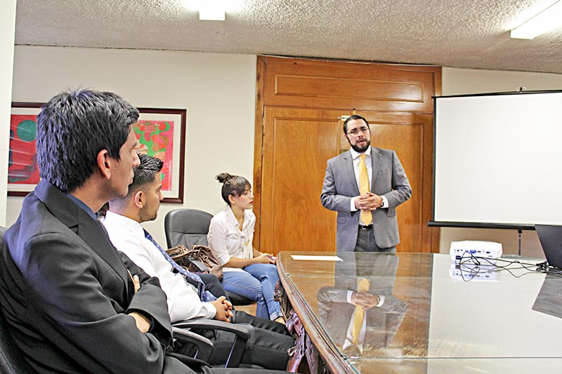 Reunión entre autoridades y jóvenes ■ foto: la jornada zacatecas