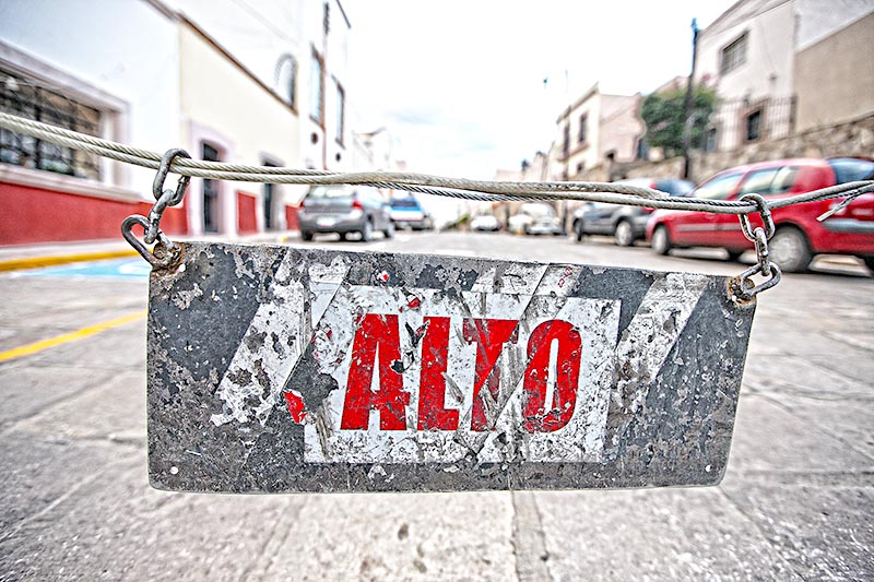 Hasta el momento, postes y un cable que impiden el acceso a “vehículos externos que vienen a invadir cocheras”, se mantienen en el lugar ■ foto: ernesto moreno