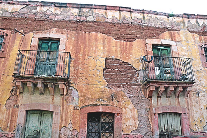 Se ha detectado que hay deterioro o peligro de colapso de mediano a grave en 163 edificios en la zona, informan autoridades ■ FOTO: ERNESTO MORENO
