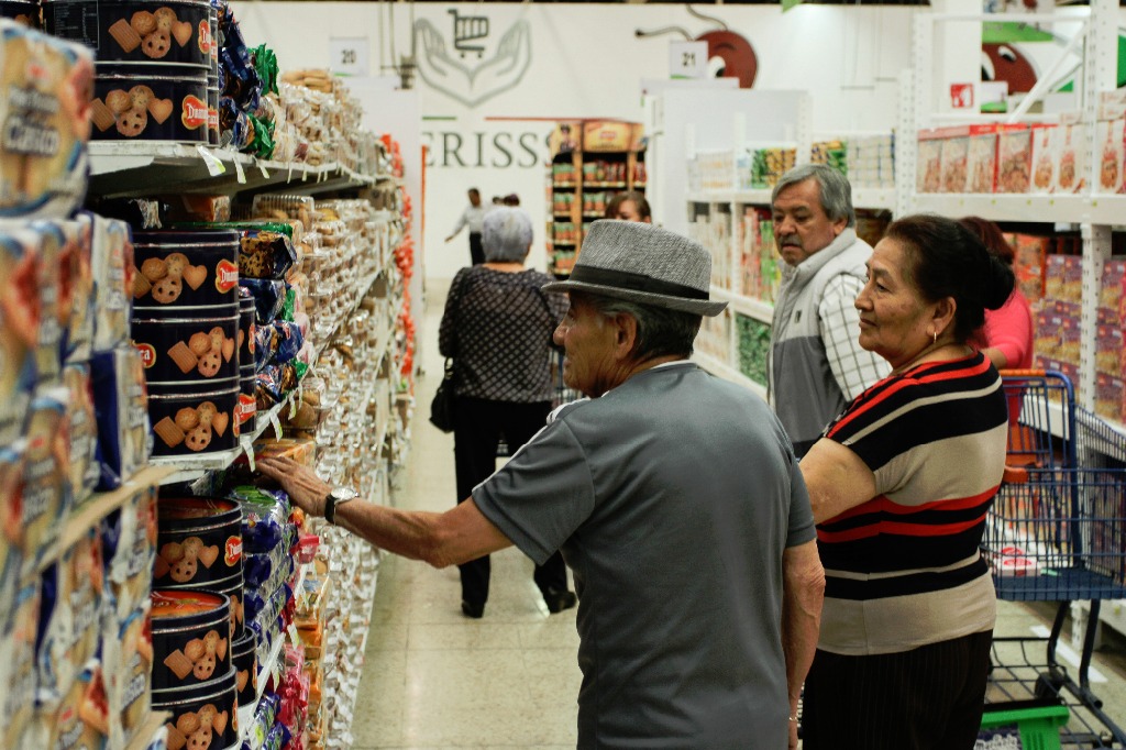 Compradores en una tienda Super ISSSTE en imagen del 12 de abril. Foto Cuartoscuro