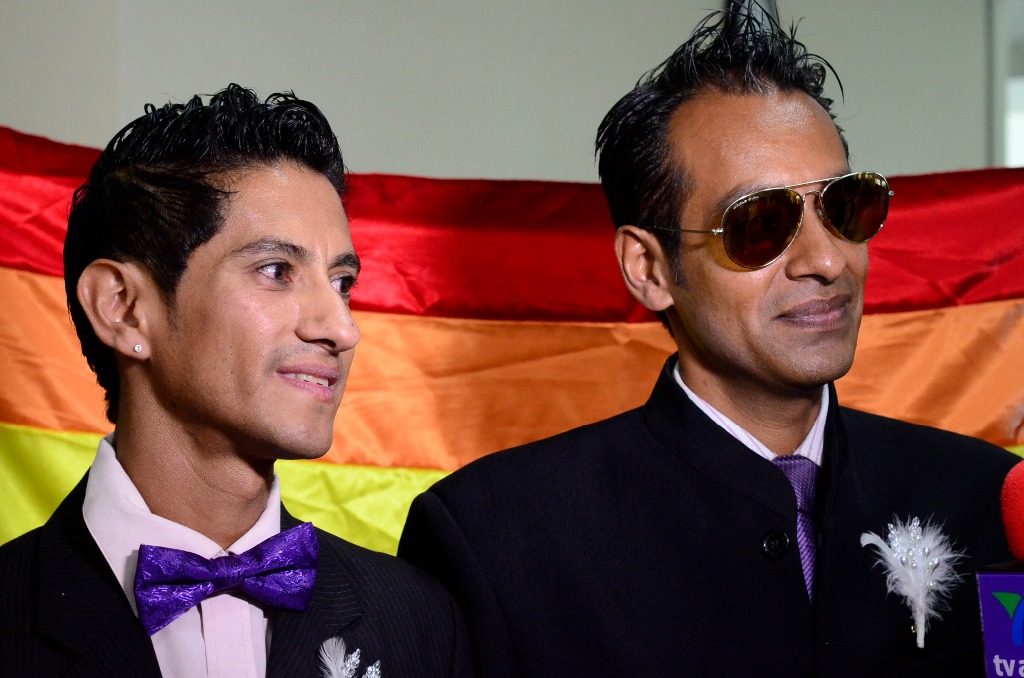 Dos hombres que forman el primer matrimonio homosexual de Zacatecas, contrajeron nupcias el pasado 12 de julio. Foto Cuartoscuro