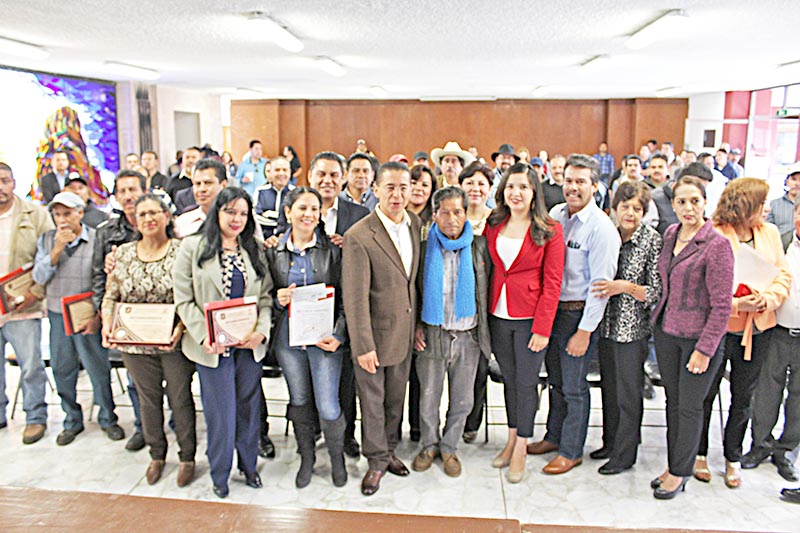 Un total de 53 empleados municipales fueron homenajeados en la sala de cabildos ■ FOTO: LA JORNADA ZACATECAS