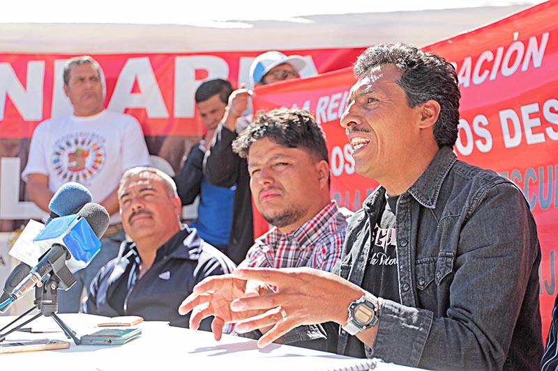 Víctor Hugo Montoya (derecha), líder del disidente Movimiento Democrático del Magisterio Zacatecano ■ FOTO: ERNESTO MORENO