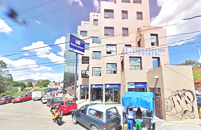 Instalaciones de Bancomer en la colonia Gavilanes. El asalto ocurrió alrededor de las 15 horas de este jueves ■ foto: la jornada zacatecas