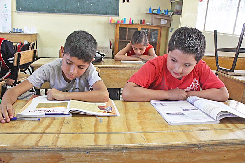 El funcionario manifestó que antes de que concluya el ciclo escolar, arribarán los paquetes de libros a un alto sector de escuelas de preescolar, primaria y secundaria ■ foto: la jornada zacatecas
