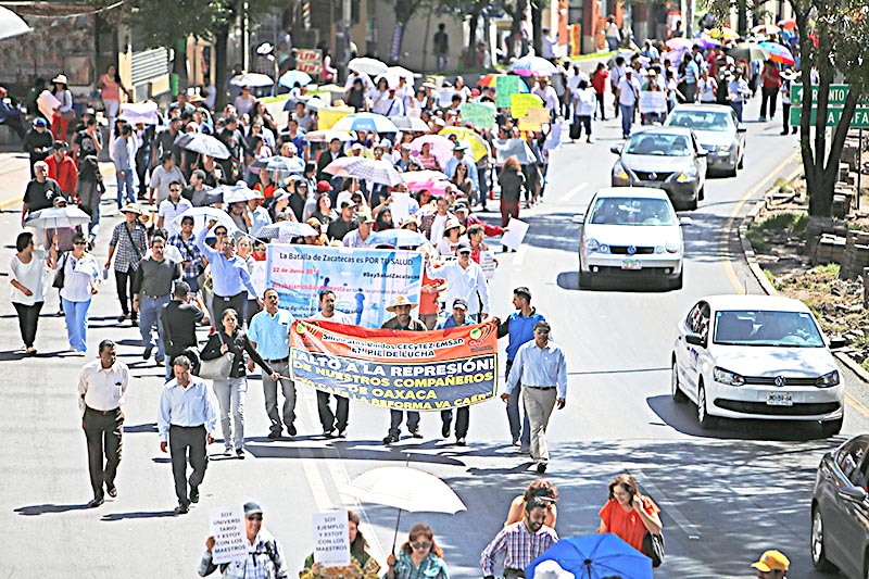 Organizaciones sociales, docentes y alumnos rechazan la violencia contra el magisterio en Oaxaca ■ foto: andrés sánchez