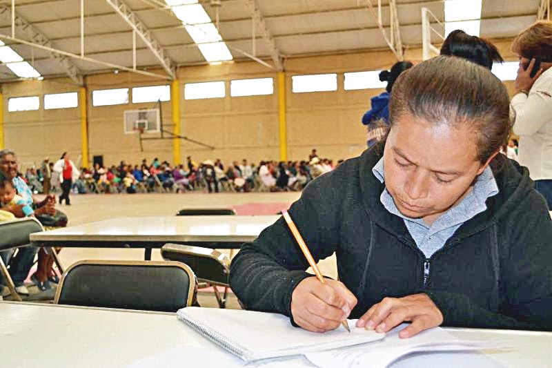 El IZEA ofrece acompañamiento para las personas mayores de 15 años interesadas en estudiar primaria y/o secundaria ■ foto: la jornada zacatecas