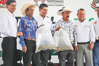 El gobernador entregó peces para el programa de pesca ■ FOTOS: LA JORNADA ZACATECAS