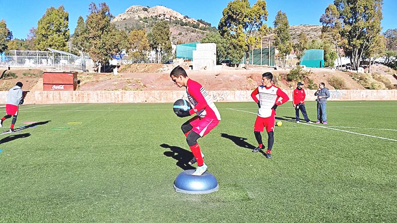Sesión de entrenamiento de los Mineros de Zacatecas de Segunda División, uno de los equipos locales que participan ■ FOTO: FACEBOOK MINEROS FC ZACATECAS