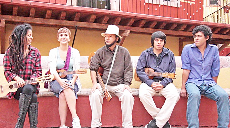 Conformado por jóvenes provenientes de distintas entidades de la República, Son de la Bufa se dedica a promover esta tradicional forma de hacer música entre los zacatecanos desde hace más de un año ■ FOTOS: MIGUEL ÁNGEL NÚÑEZ
