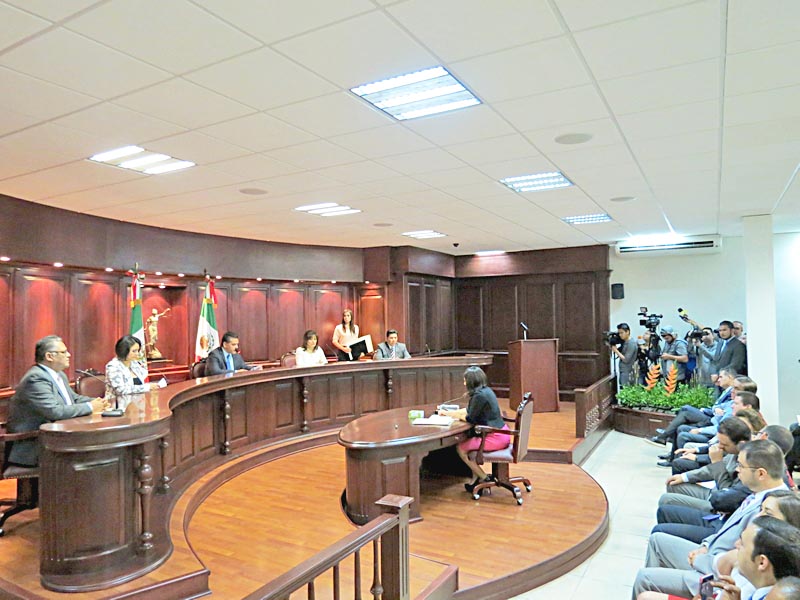 Sesión pública en la que el Trijeez declaró la validez de la elección del Ejecutivo del estado y la elegibilidad de Alejandro Tello ■ FOTO: LA JORNADA ZACATECAS