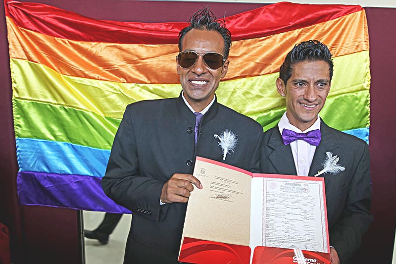 Rodolfo Eduardo Flores Nava y Francisco Domínguez Galindo muestran el acta que avala su unión civil ■ fotos: andrés sánchez