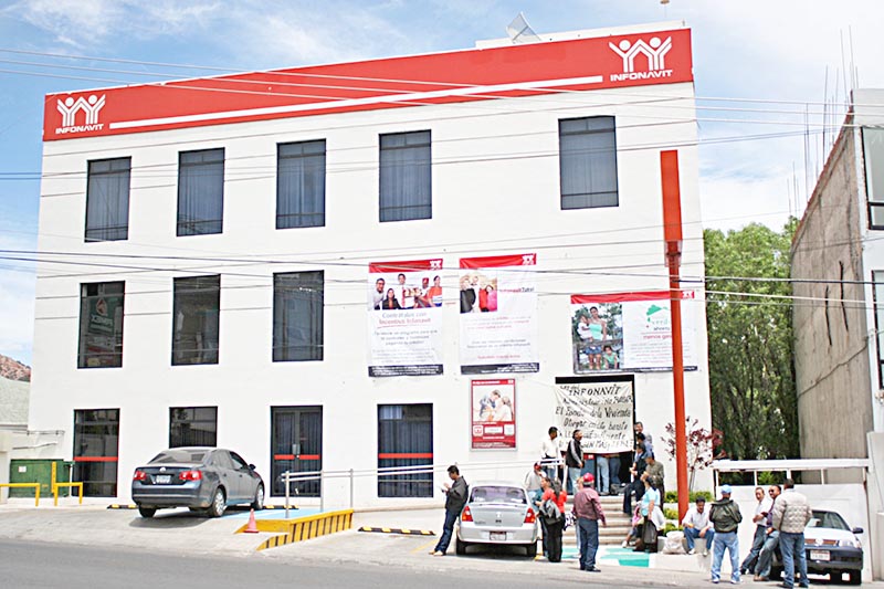 Exterior de las oficinas delegacionales del Instituto del Fondo Nacional de la Vivienda para los Trabajadores en Zacatecas ■ FOTO: LA JORNADA ZACATECAS