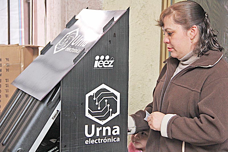 En el proceso comicial de 2013 el Instituto Electoral del Estado de Zacatecas colocó, a manera de ejercicio, urnas electrónicas en algunos municipios ■ FOTO: LA JORNADA ZACATECAS