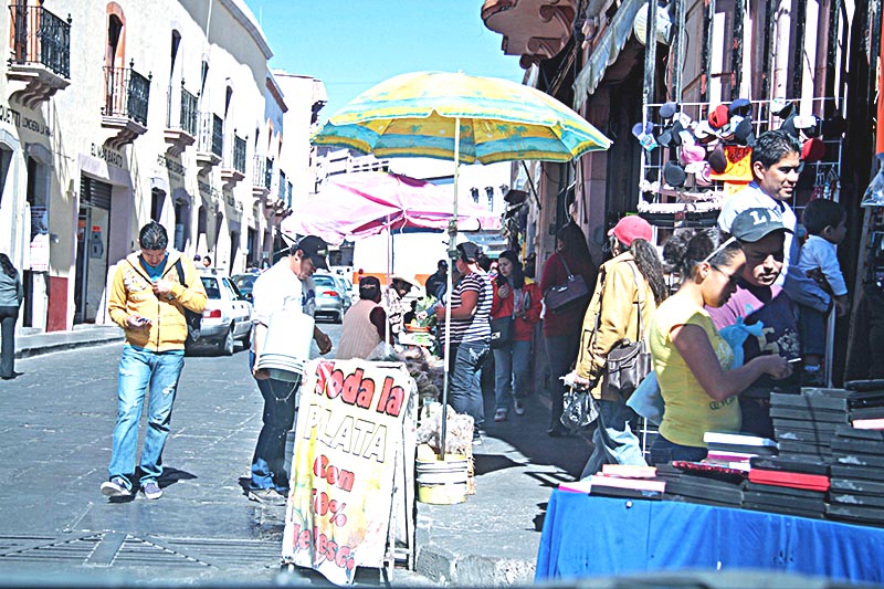 Se dificulta el tránsito de peatones con la presencia de puestos en algunas calles de la capital ■ FOTO: LA JORNADA ZACATECAS