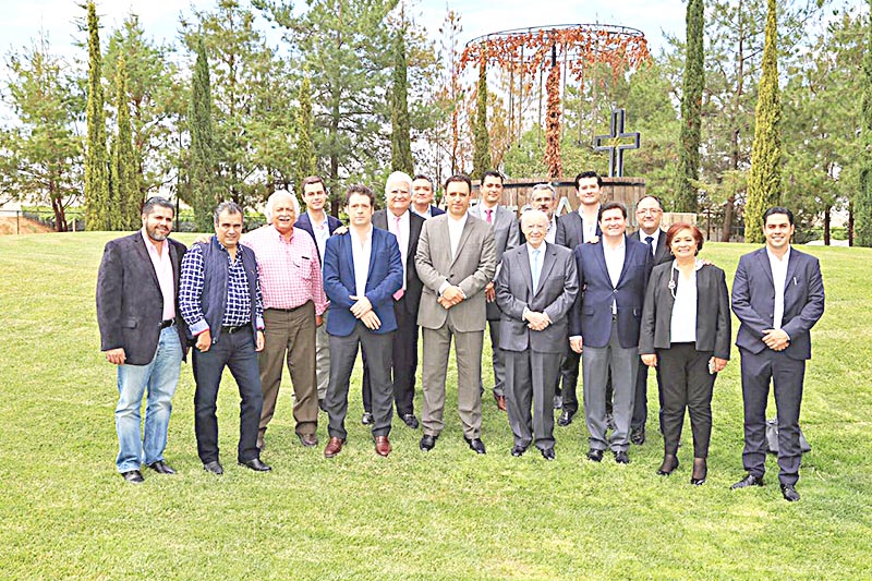 Alejandro Tello aparece con miembros del CEDEZ, luego de la reunión de trabajo ■ FOTO: LA JORNADA ZACATECAS