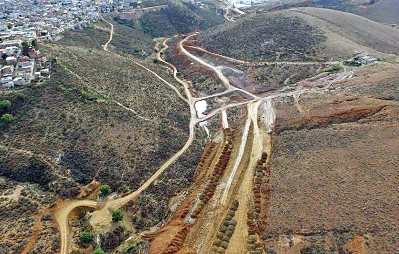 Aspecto de los trabajos en el Periférico Centenario, a terminarse en los próximos meses ■ FOTO: LA JORNADA ZACATECAS