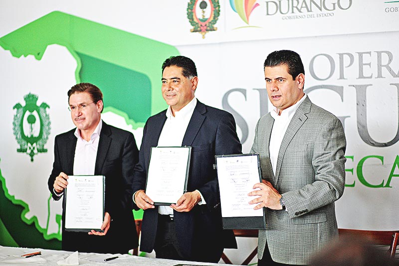 Los mandatarios estatales Miguel Alonso Reyes y Jorge Herrera Caldera firmaron el acuerdo de apoyo ■ foto: ernesto moreno