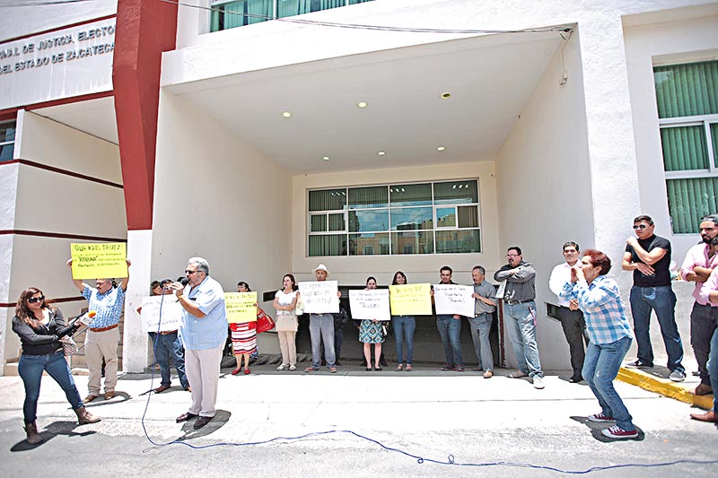 Manifestantes expresaron su apoyo a la abanderada de Morena ■ FOTO: ERNESTO MORENO
