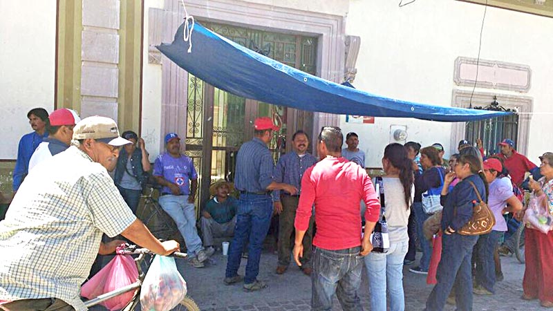 El Sindicato Independiente de Trabajadores del Estado (Sitez) mantiene tomada la presidencia de Ojocaliente ■ FOTOS: ALMA RÍOS