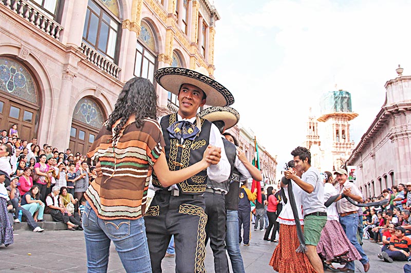 Anterior presentación folclórica en el Centro Histórico de la ciudad ■ foto: andrés sánchez