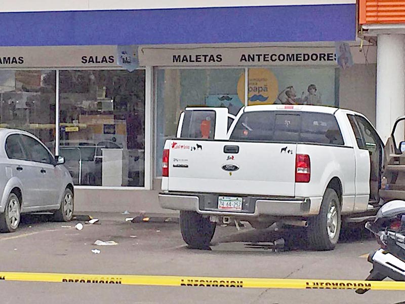 Corporaciones de seguridad acordonaron el área donde fue atacada la pareja, que se disponía a abordar una camioneta ■ foto: la jornada zacatecas
