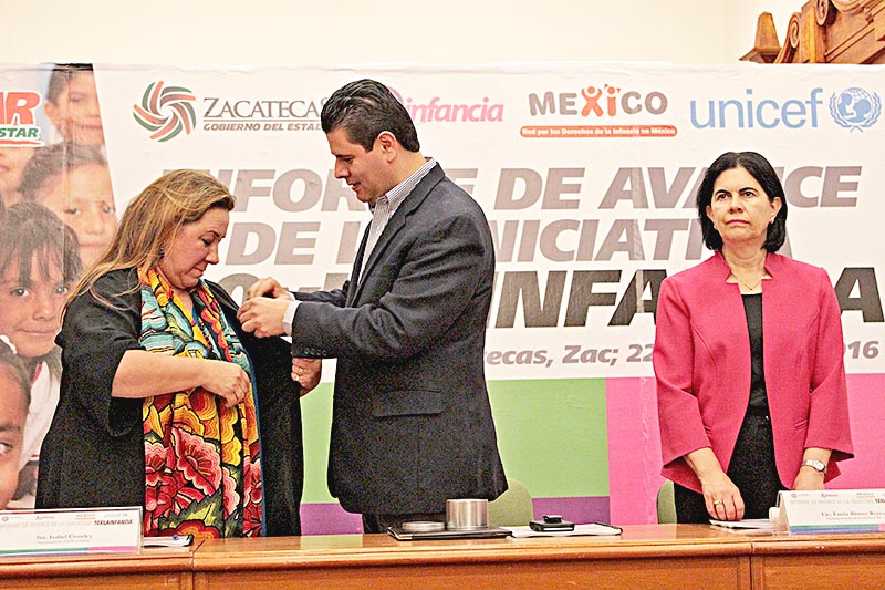 Como parte del evento, Alonso Reyes hizo entrega de un reconocimiento a Isabel Crowley por sus años al frente de la Unicef en México y su trabajo coordinado con las entidades del país a favor de los niños, niñas y jóvenes ■ foto: ernesto moreno