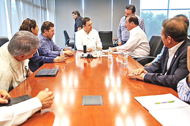 El gobernador electo sostuvo reunión de trabajo con autoridades encargadas de atender al campo zacatecano y recibió un diagnóstico ■ foto: la jornada zacatecas