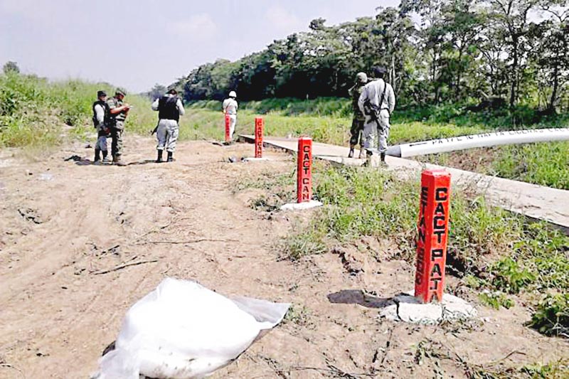 Imagen de archivo de personal de Pemex y militares en labores de investigación al detectar una toma clandestina en un ducto de combustible ■ FOTO: LA JORNADA ZACATECAS