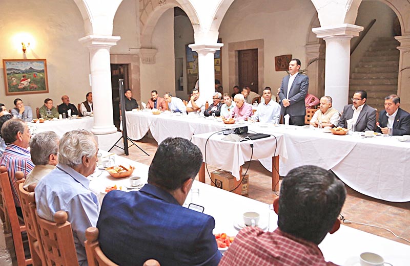 Alejandro Tello Cristerna escuchó las propuestas de los líderes de grupos y organizaciones de la sociedad civil ■ foto: la jornada zacatecas