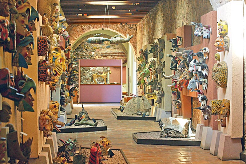 Aspecto del Museo Rafael Coronel, donde se alberga una colección importante de máscaras ■ foto: ernesto moreno