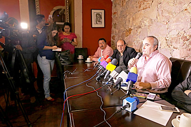 Conferencia de prensa por integrantes de la Asociación de Comerciantes y Habitantes del Centro Histórico de Zacatecas, quienes externaron su malestar respecto a los comerciantes informales ■ FOTO: ANDRÉS SÁNCHEZ