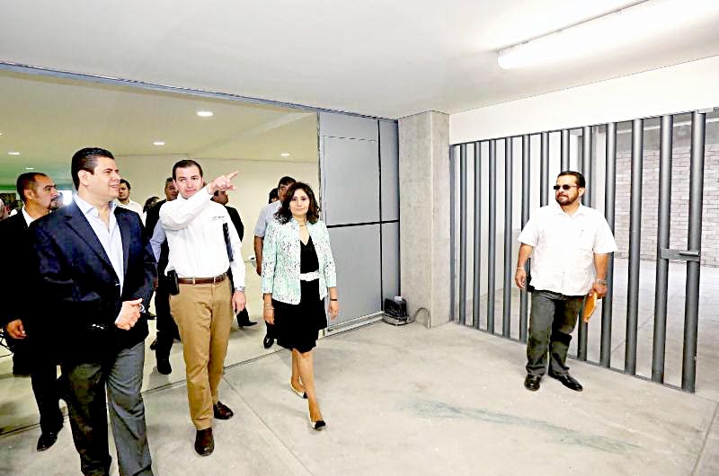 Con una inversión de 134 millones de pesos, este viernes el gobernador Miguel Alonso y la procuradora Leticia Soto realizaron una visita de supervisión del nuevo edificio que albergará la Policía Ministerial, que tiene un avance de 85% ■ foto: la jornada zacatecas