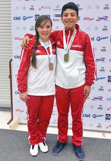 Kenia del Río (bronce) e Iván de Jesús López Miranda (oro) participantes en tae kwon do ■ foto: facebook del incufidez