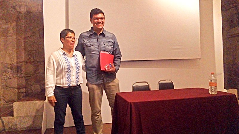 Aparece el conferencista con Sara Ortiz, representante del Colectivo Hij@s de la Luna ■ FOTO: LA JORNADA ZACATECAS