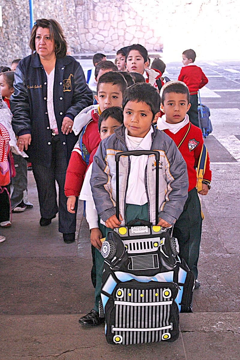 Autoridades de la Seduzac llevan a cabo una supervisión de inasistencias docentes, procurando que no se queden los niños sin clases ■ FOTO: LA JORNADA ZACATECAS