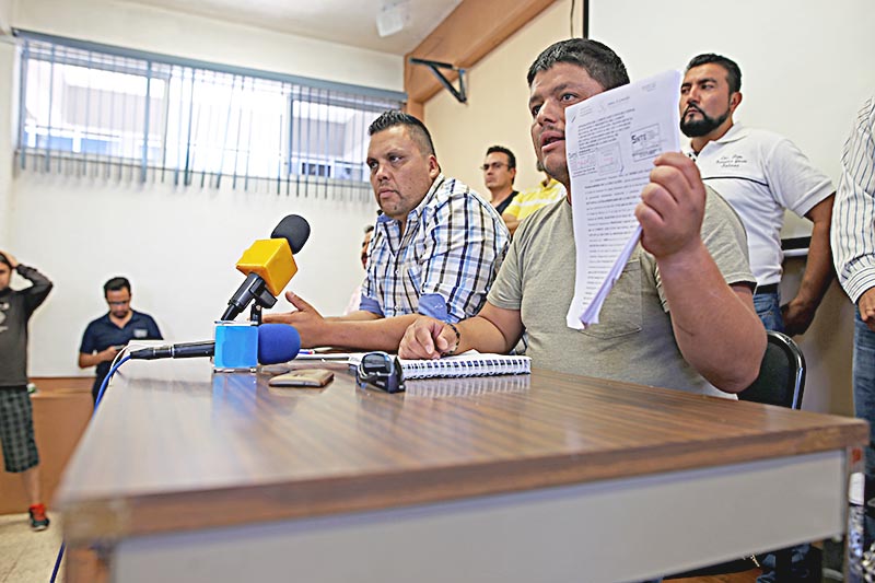 Los delegados ratificaron su postura de desconocer a Soralla Bañuelos de la Torre como secretaria general de la sección 34 del SNTE, pues su nombramiento se realizó de forma irregular ■ FOTO: ANDRÉS SÁNCHEZ