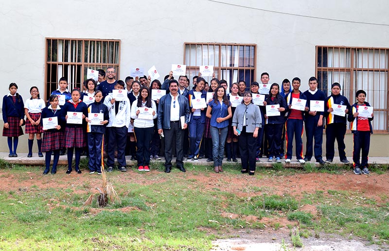 En un evento organizado por el SMDIF y la telesecundaria Francisco García Salinas, se reconoció la participación de los alumnos de tercer grado con la entrega de diplomas ■ foto: la jornada zacatecas