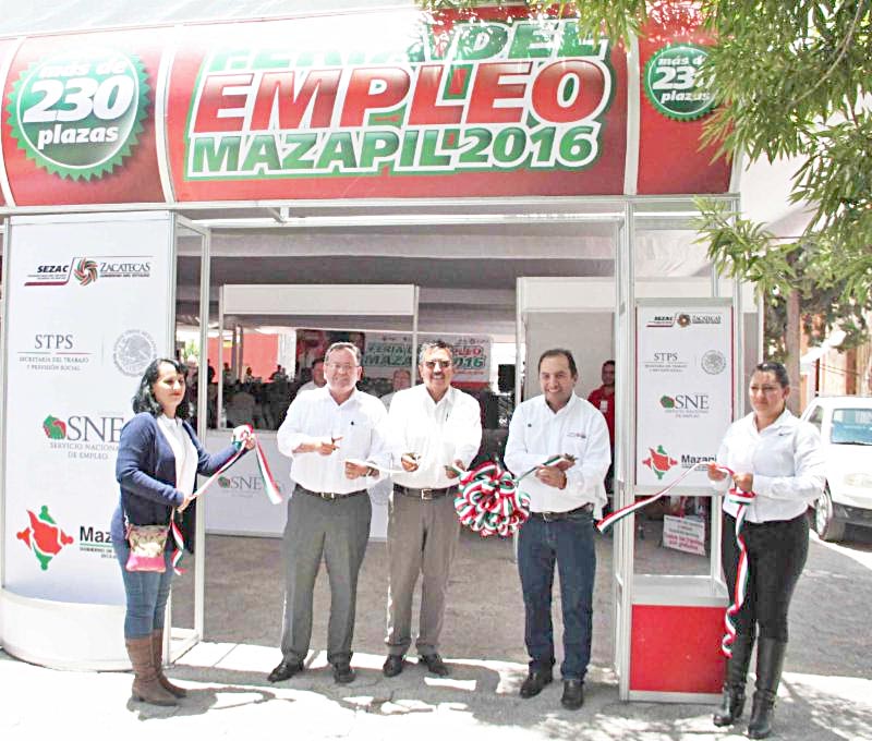 Federico Borrego Iturbe, secretario de Economía; Vicente Pérez, presidente municipal y Gerardo Luna, titular del Servicio Nacional de Empleo en Zacatecas ■ foto: la jornada zacatecas